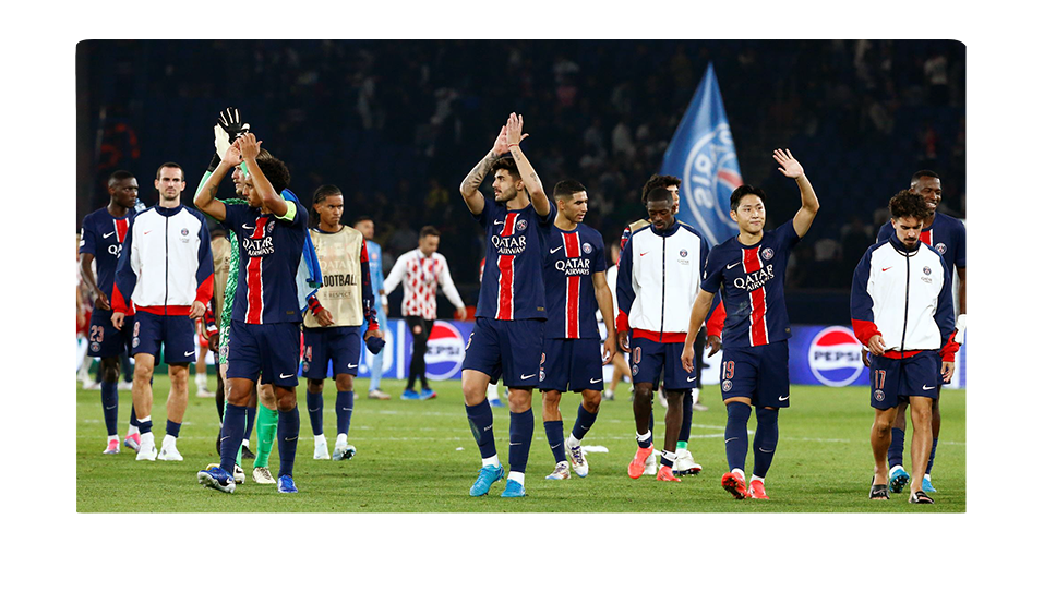 Supporters suivant un match de football via une application IPTV compatible tous appareils